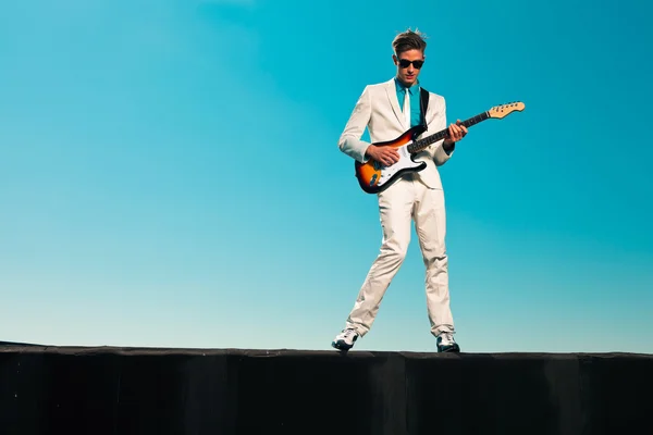 Vintage fifties male guitar player with white suit and sunglasse — Stock Photo, Image