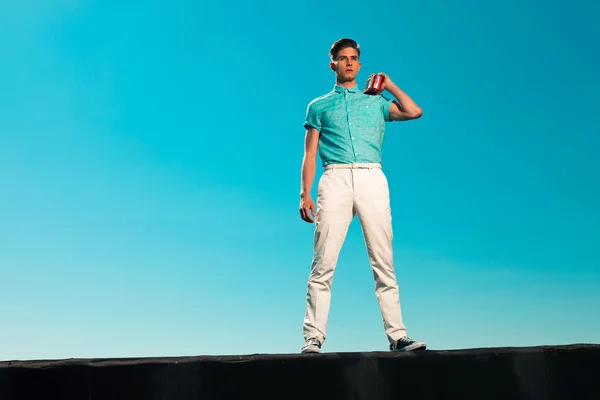 Vintage 50s sommar mode mannen i blå skjorta lyssnar till bärbar — Stockfoto