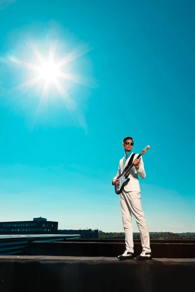 Vintage fifties male guitar player with white suit and sunglasse — Stock Photo, Image