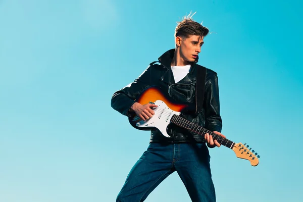 Ρετρό fifties rockabilly ηλεκτρική κιθάρα παίκτης φορώντας μαύρο le — Φωτογραφία Αρχείου