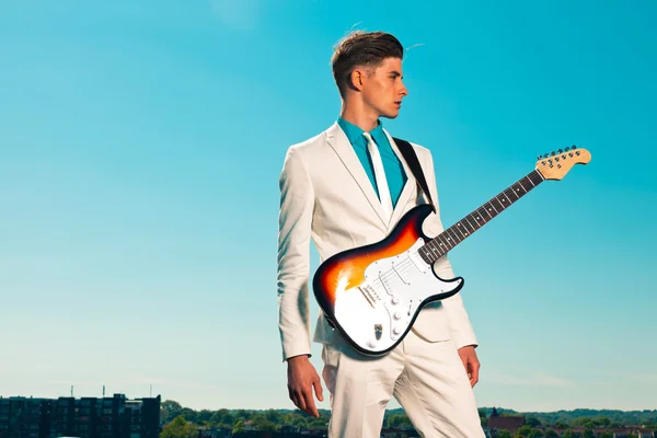Vintage 50s male electric guitar player with white suit. On roof — Stock Photo, Image