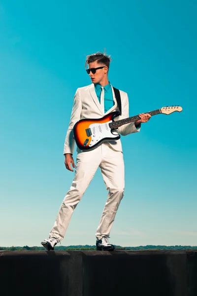 Εκλεκτής ποιότητας δεκαετία του πενήντα αρσενικό κιθαρίστας με λευκό κοστούμι και sunglasse — Φωτογραφία Αρχείου