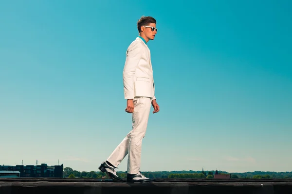 Retro ellili moda adam beyaz takım elbise ve güneş gözlüğü yaz. — Stok fotoğraf