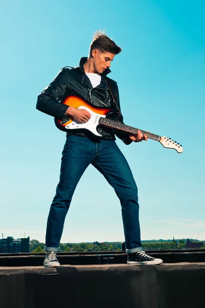 Retro 50s rockabilly electric guitar player with black leather j — Stock Photo, Image