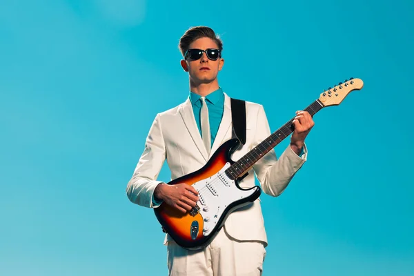 Ρετρό πενήντα ετών αρσενικό ηλεκτρική κιθάρα παίκτης φοράει λευκό κοστούμι και — Φωτογραφία Αρχείου