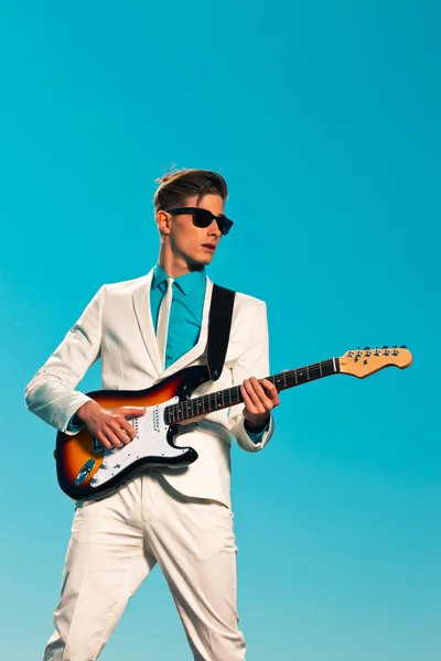 Retro fifties joueur de guitare électrique masculin portant un costume blanc et — Photo