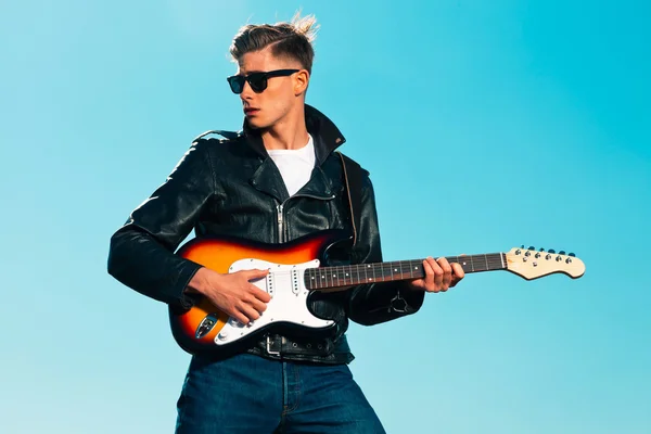 Ρετρό fifties rockabilly ηλεκτρική κιθάρα παίκτης φορώντας μαύρο le — Φωτογραφία Αρχείου