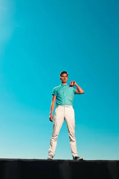 Vintage 50s summer fashion man in blue shirt listens to portable — Stock Photo, Image