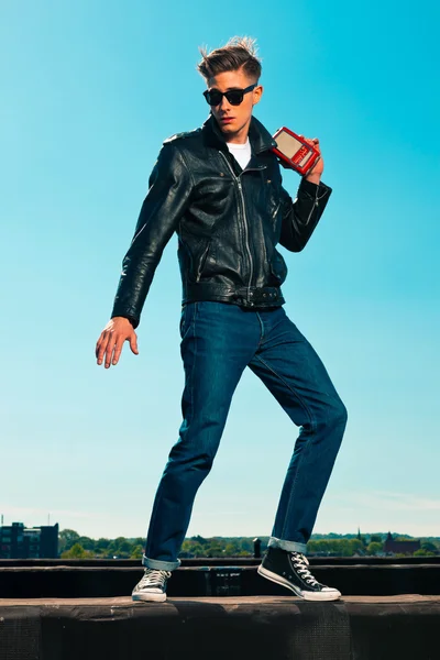 Rockabilly homem retro estilo dos anos 50 com jaqueta preta escuta porto — Fotografia de Stock