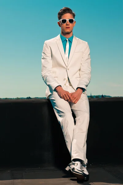 Retro homem de moda de verão dos anos cinquenta com terno branco e óculos de sol . — Fotografia de Stock