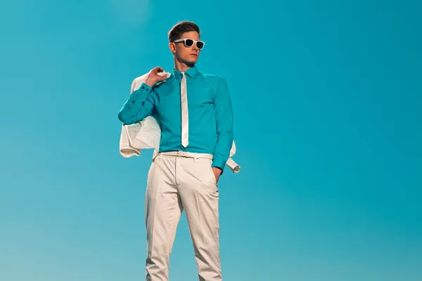 Retro homem de moda de verão dos anos cinquenta com terno branco e óculos de sol . — Fotografia de Stock