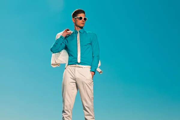 Retro años cincuenta hombre de moda de verano con traje blanco y gafas de sol . —  Fotos de Stock