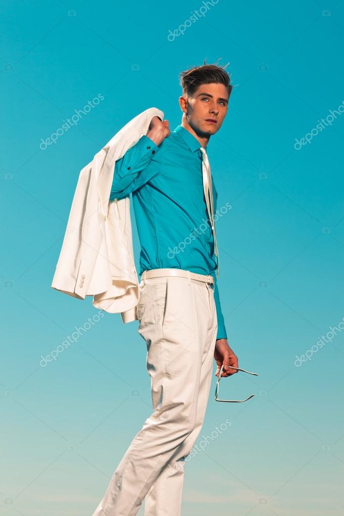 Vintage 50s uomo di moda estate con abito bianco che tiene giacca