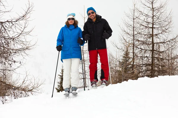 Happy ski pár állt a hó-hegy. — Stock Fotó