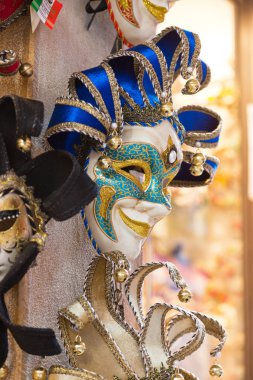 Hediyelik eşya dükkanında renkli geleneksel Venedik Maske. Venedik. Bu