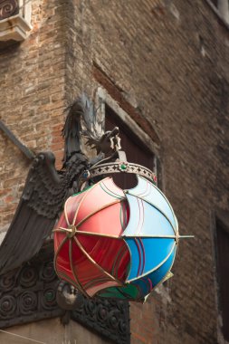 Dekoratif şemsiye şekli sokak fener Caddesi köşesinde