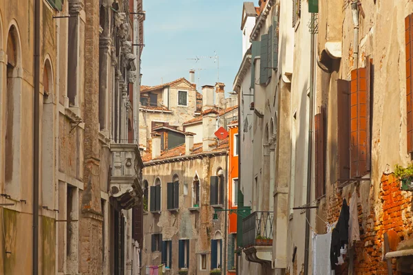 Die Kanäle Venedigs mit ihren bunten Häusern. Italien. — Stockfoto