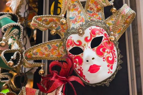 Colorful traditional venetian masks at souvenir shop. Venice. It — Stock Photo, Image