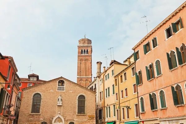 Case colorate con cielo nuvoloso a Venezia. Italia . — Foto Stock