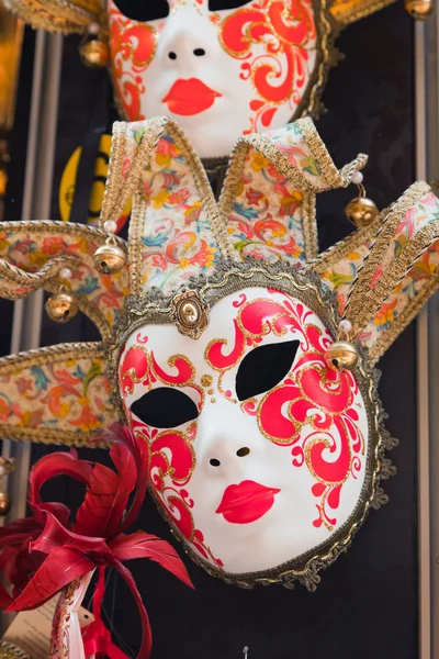 Färgglada traditionella venetianska masker på souvenirbutik. Venedig. det — Stockfoto