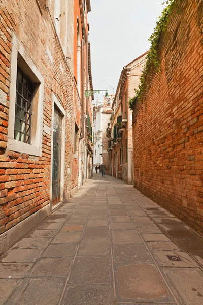 Kleine straße mit häusern in venedig, italien. — Stockfoto