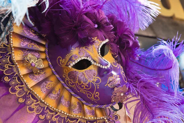 Colorful traditional venetian masks at souvenir shop. Venice. It — Stock Photo, Image