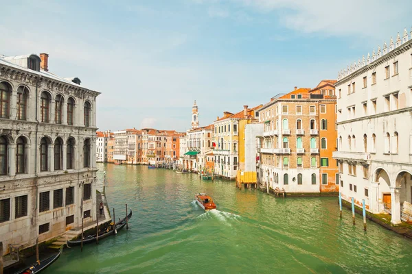 Színes canal Velence házak és a hajó. Nézd meg Rialto — Stock Fotó