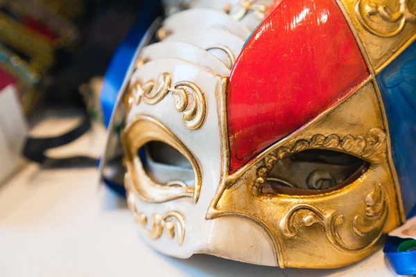 Färgglada traditionella venetianska masker på souvenirbutik. Venedig. det — Stockfoto