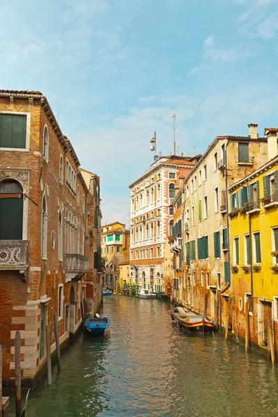 Velencei csatornára, házak és hajók. Velence. Olaszország. — Stock Fotó
