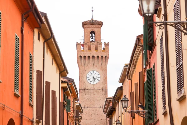 Rue avec maisons et tour avec horloge à Castel San Pietro. Em — Photo