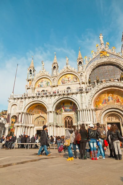 Katedrála San marco s turisty v Benátkách. Itálie. — Stock fotografie