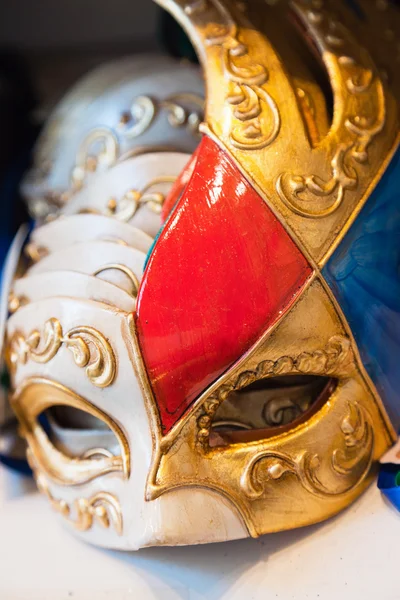 Colorful traditional venetian masks at souvenir shop. Venice. It — Stock Photo, Image