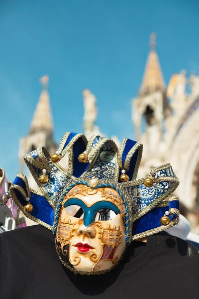 Traditional venetian mask with San Marco cathedral blurred in ba — Stock Photo, Image