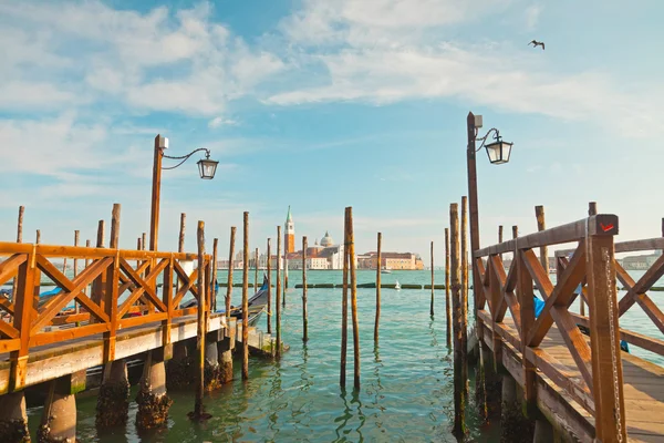 Pier kanalında Venedik'te gondol tekneler için. İtalya. — Stok fotoğraf