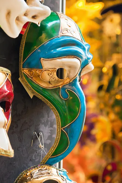 Colorful traditional venetian masks at souvenir shop. Venice. It — Stock Photo, Image