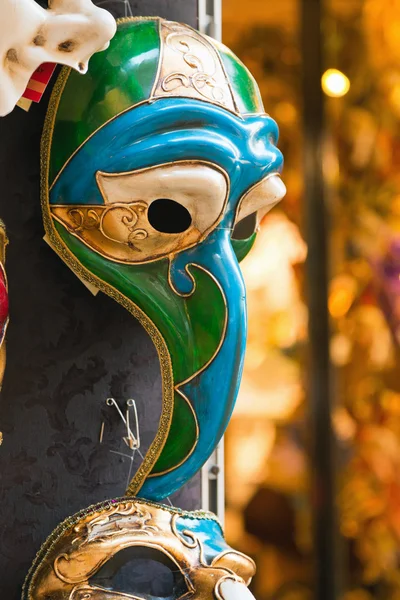 Colorful traditional venetian masks at souvenir shop. Venice. It — Stock Photo, Image