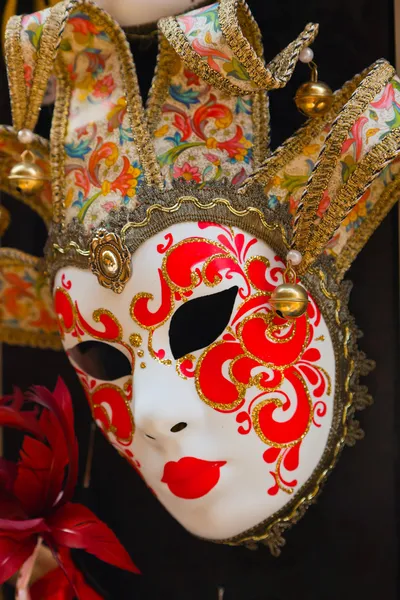 Färgglada traditionella venetianska mask på souvenirbutik. Venedig. ita — Stockfoto