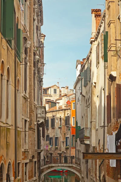 I canali di Venezia con case colorate. Italia . — Foto Stock