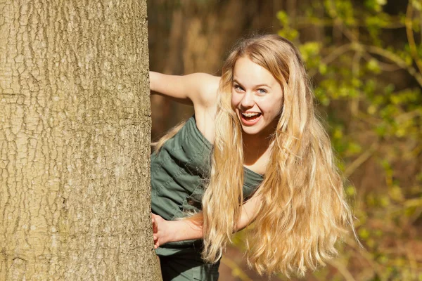 Legrační šťastné blond dívka v zeleném parku. — Stock fotografie