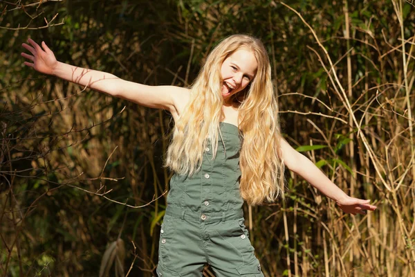 Drôle heureux jeune fille blonde dans le parc vert . — Photo