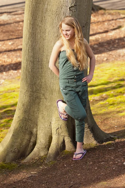 Drôle heureux jeune fille blonde dans le parc vert . — Photo