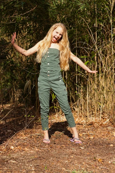 Vicces boldog fiatal szőke lány zöld parkban. — Stock Fotó