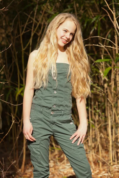 Vicces boldog fiatal szőke lány zöld parkban. — Stock Fotó