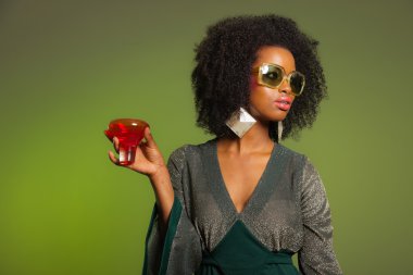 retro 70 li yeşil elbise ve turuncu cocktai afro moda kadın