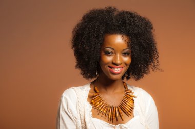 Vintage 70s afro kadın moda. beyaz gömlek ve pantolon br karşı