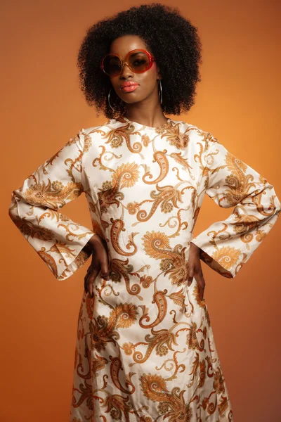 Retro 70-talet mode afrikansk kvinna med paisley klänning och sunglasse — Stockfoto