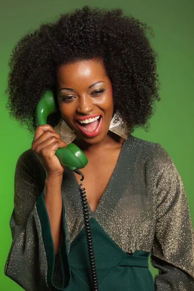 Retro 70s afro mode vrouw met groene jurk. bellen met gree — Stockfoto