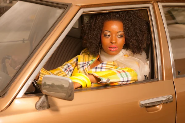 Afrikalı-Amerikalı kadın altın seventi sürüş retro 70'lerin moda — Stok fotoğraf