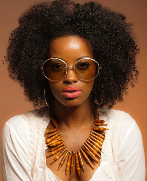 Retro 70s fashion black woman with sunglasses and white shirt. B — Stock Photo, Image