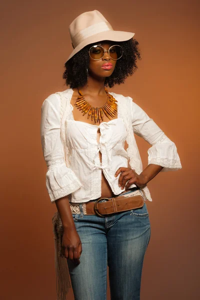 Retro 70s fashion afro woman with sunglasses and white hat. Brow — Stock Photo, Image